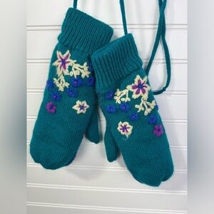 Women’s knit turquoise floral mittens.